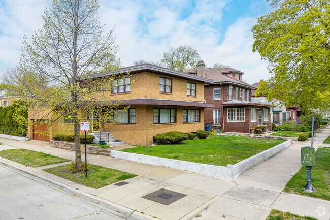 Common home styles in Jackson Park Highlands include prairie-style builds.