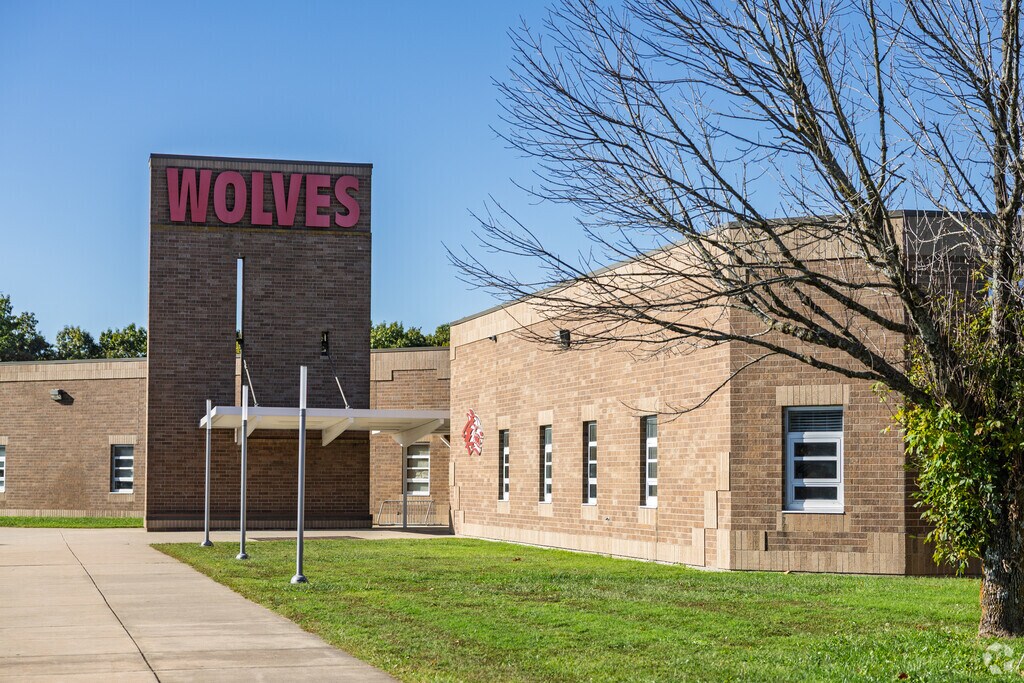 Reeds Spring High School has an average enrollment of around 600 students.