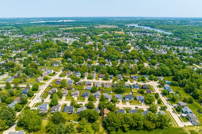Ewing Woods-Evergreen is a small neighborhood just to the northwest of Easter Lake.