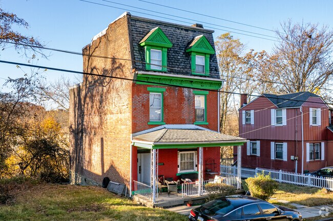 There are homes constructed in the Italianate style in Homewood West.