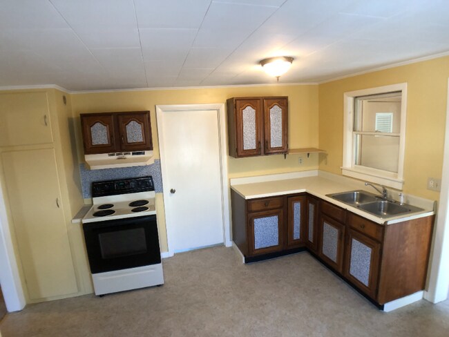 20 Winter St unit 20 Winter Street, Laconia, NH 03246 - photo 5