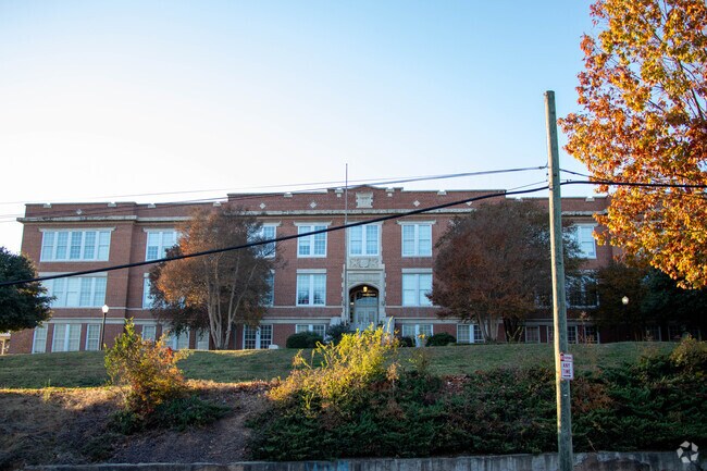Washington Elementary School provides education in the neighborhood of 
South Central.