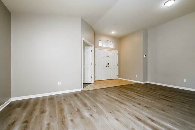 1217 Barclay Wood Dr, Ruskin, FL 33570 - photo 5