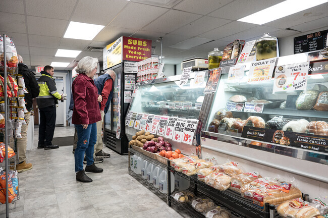 Weepin Willies receives its regulars from Downtown Auburn looking for their favorite lunch.