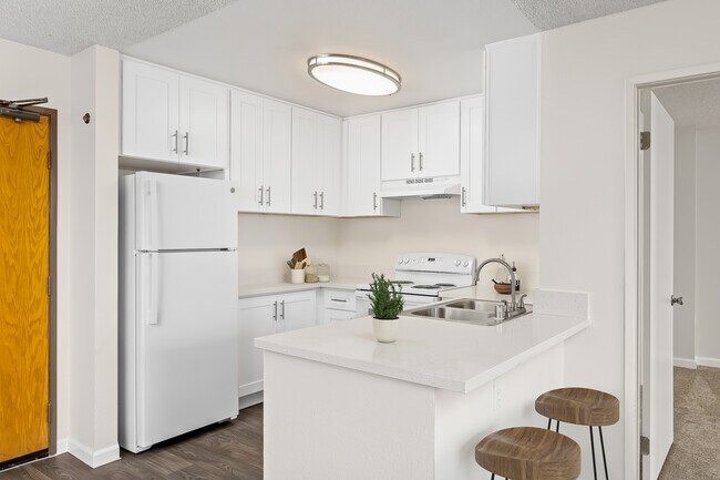The Plaza Apartments *$2095 OFF MOVE-IN*, San Diego, CA 92115 - photo 5