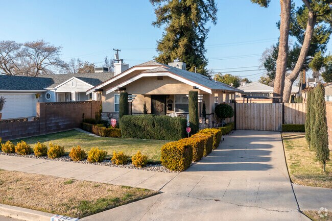 This single-story Craftsman home in Maroa utilizes landscaping for added privacy.