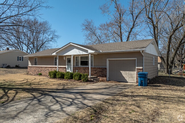 Ranch homes are common in many neighborhoods throughout Carthage.