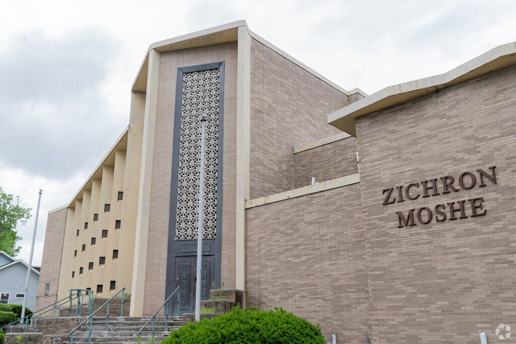 Mesivta of North Jersey is a private High School in the Passaic neighborhood.