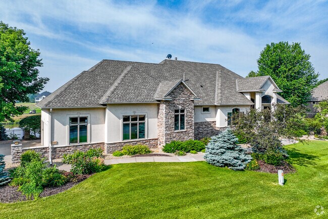 Sprawling estates and hobby farms can be found on the outskirts of Independence.