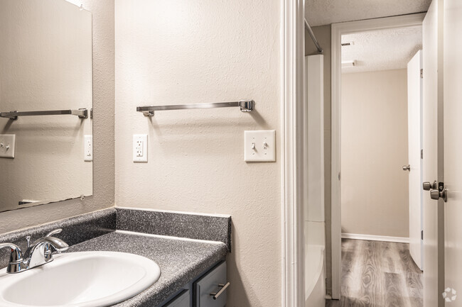2BR, 2BA - 800SF