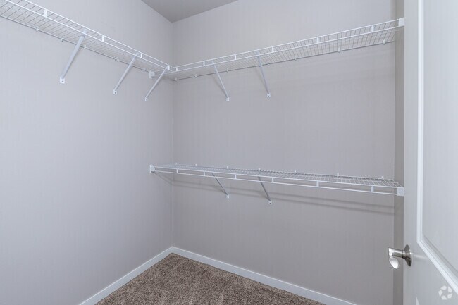 2BR, 2BA - 1,130SF - Closet