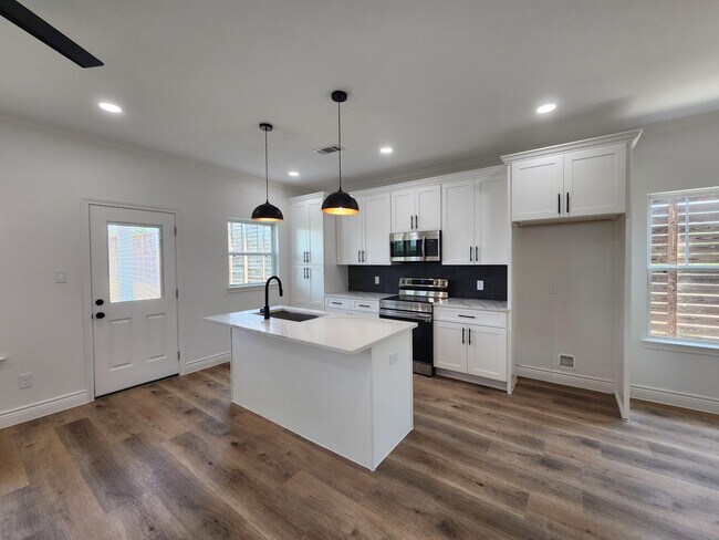 922 W Austin St unit A, Conroe, TX 77301 - photo 3