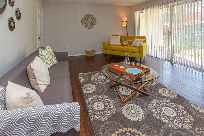 2BR, 1BA - 950 SF - Living Room