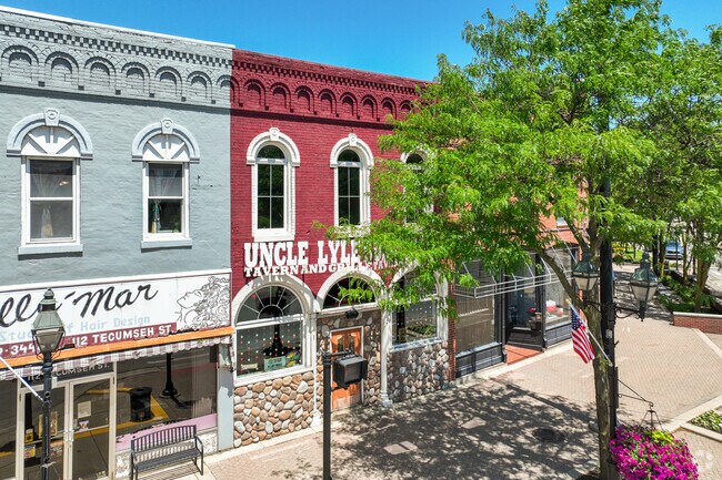 There are several dining options in downtown Dundee including Uncle Lyle's Tavern and Grille.