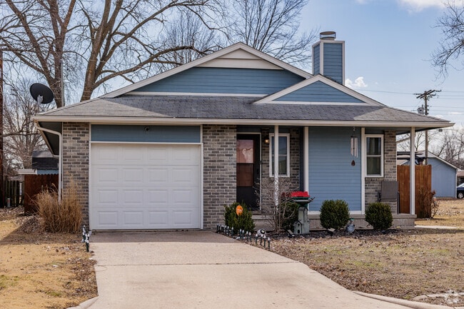 More recent construction homes can be found in Westpark.