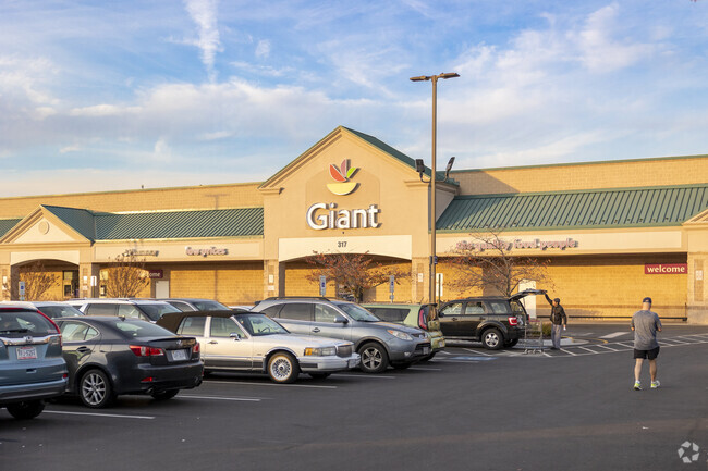 Giant at The Stafford Market is among the grocery stores serving Mountain View residents.