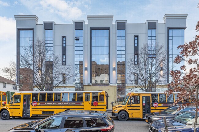 Yeshiva Imrei Yosef Spinka has a student-teacher ratio of 10 to 1.