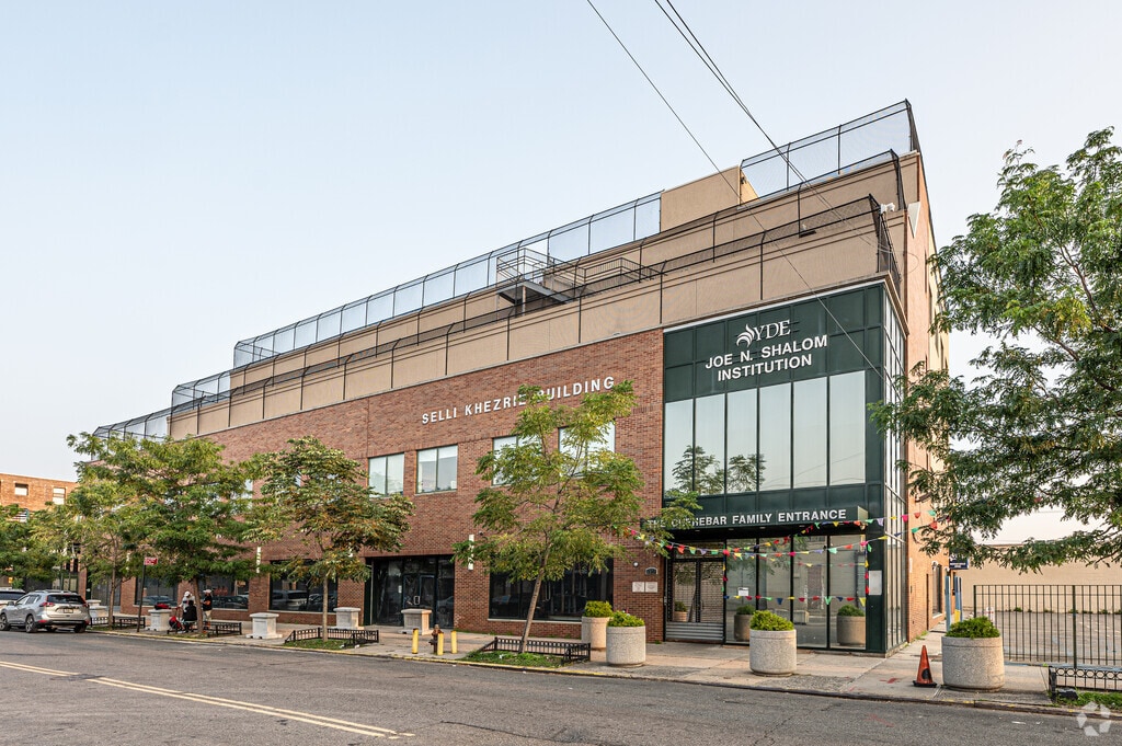 Yeshivat Darche Eres serves children from PK, K through third grade in Brooklyn.