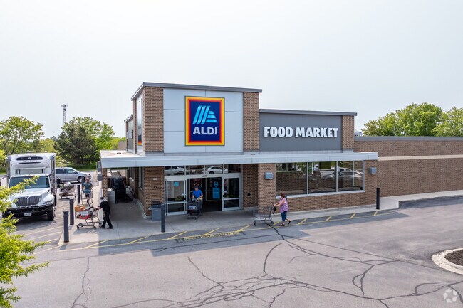 Aldi grocery store is located near Wildwood.