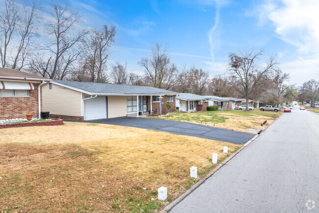 You can find many single story midcentury modern homes in the Moline Acres neighborhood.