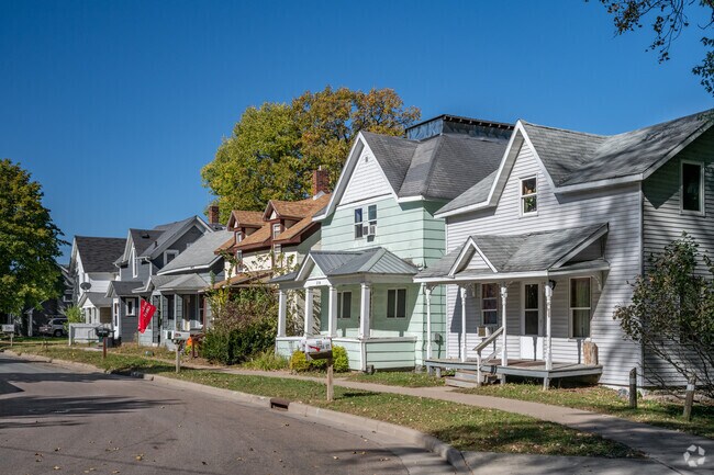 Older cottage style homes line the streets of North River Fronts.