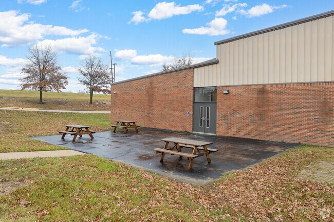 Dardenne Elementary School has a small, outdoor lunch area.