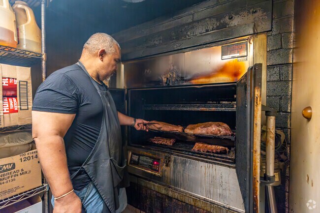 Mr. K's Original BBQ in Southland Park has been serving authentic Southern-style barbecue since 1997, offering classics like beef ribs, pulled pork, and hot links in a no-frills setting. ​