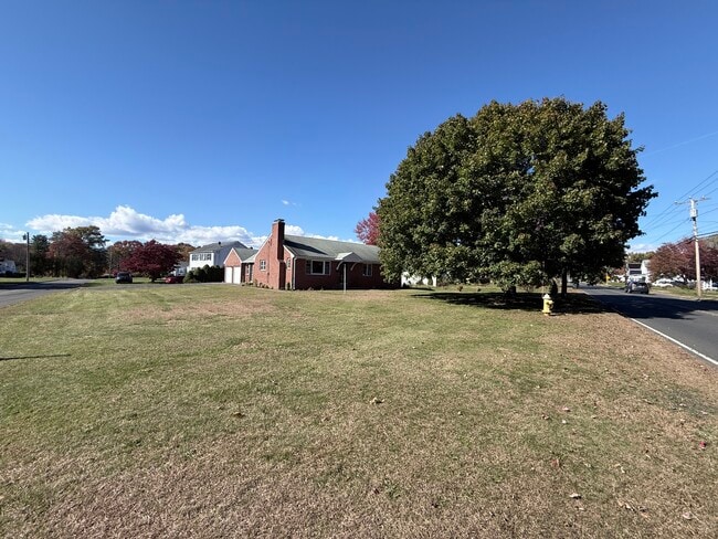 42 Suffield St, Windsor Locks, CT 06096 - photo 4