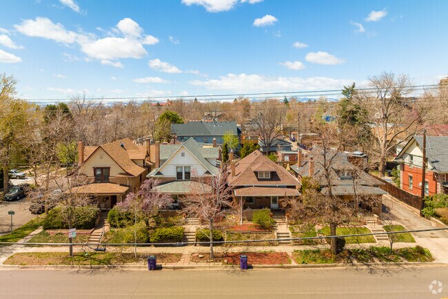 Homes in West Highland are closely packed, and give the community a cozy, urban feeling.