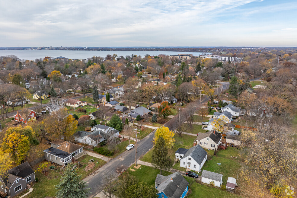 NeighborHood_LakeEdge548102_V1_111523