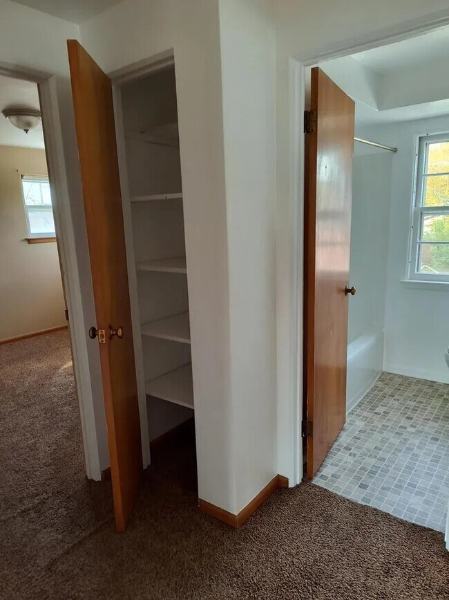 1256 Arlington Ave unit 1256 Upper, Manitowoc, WI 54220 - photo 5