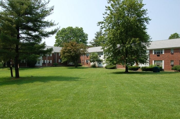 Garden Style Apartments in a park like setting., Wethersfield, CT 06109 - photo 1