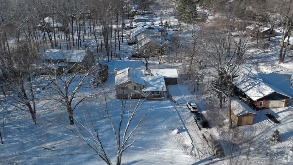 839 Harlequin Ct, Highland, MI 48357 - photo 2