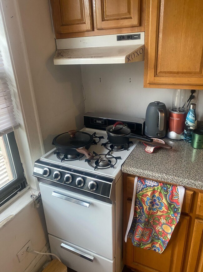 2067 32nd St unit 3 RD FL, Astoria, NY 11105 - photo 3