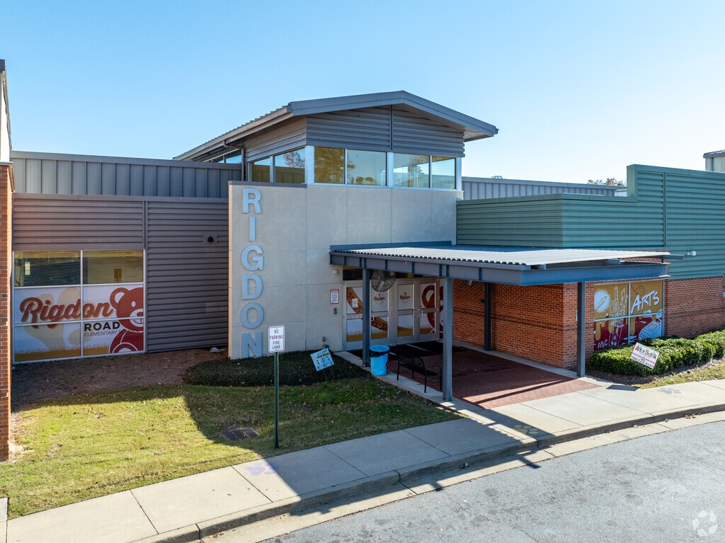 Rigdon Road Elementary School has 400 students with a student-teacher ratio of 15 to 1.