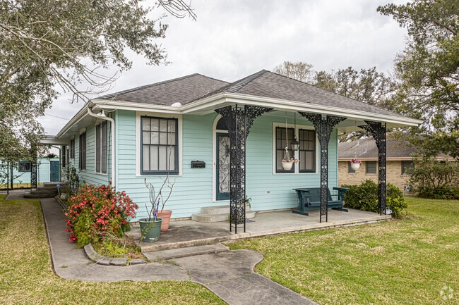 Cottages are common in older sections of Kenner.