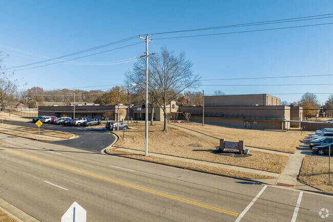 Arlington Elementary School has a student teacher ratio of 15-1.