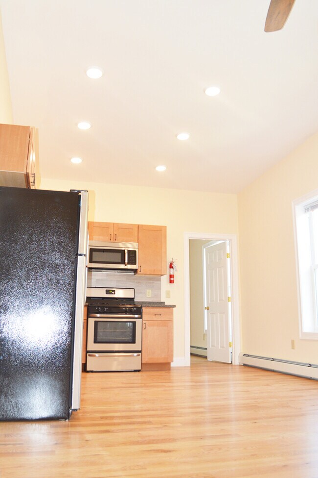 83 Park St unit 2, Burlington, VT 05401 - photo 2