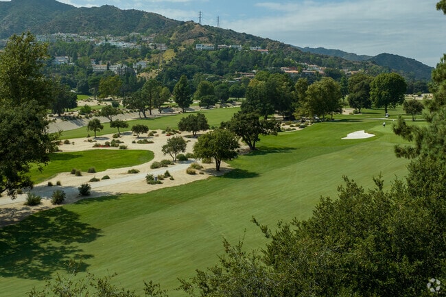 Verdugo Woodlands residents relish access to the scenic golf course at Oakmont Country Club.