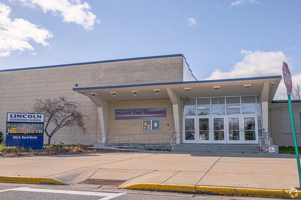 Lincoln Elementary School provides education in the neighborhood of 
Hartford.