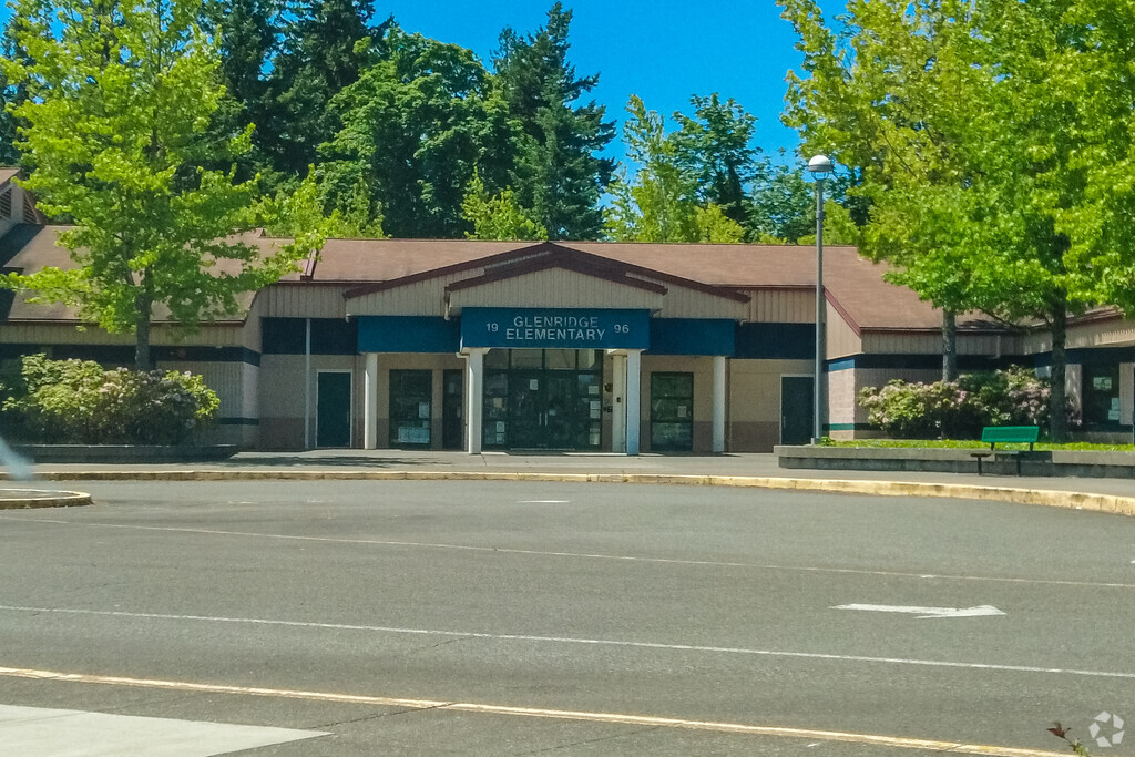 The main entryway to Glenridge Elementary School.