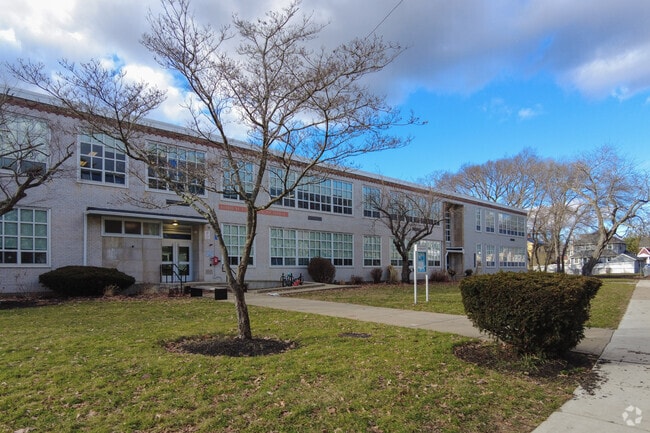 Horace Mann Elementary School has an overall grade of A- on Niche.