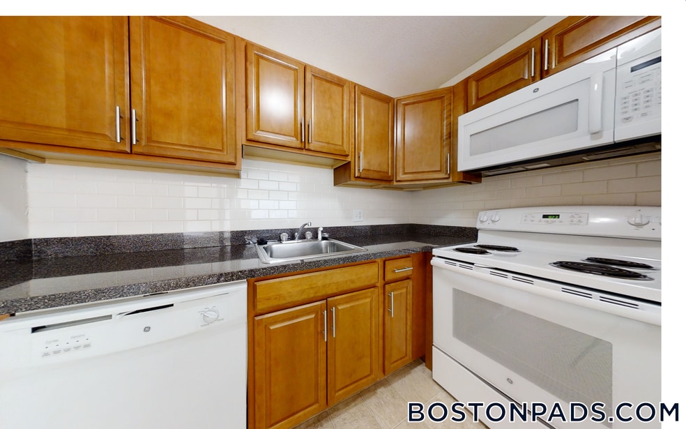 384 Sunderland Rd unit 25, Worcester, MA 01604 - photo 1