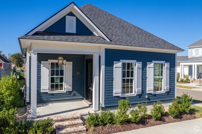 This cottage home in the welcoming Zachary area is perfect for young professionals.