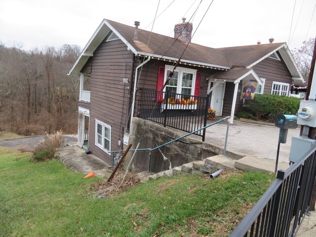 1018 Bridge Rd unit Lower, Charleston, WV 25314 - photo 2