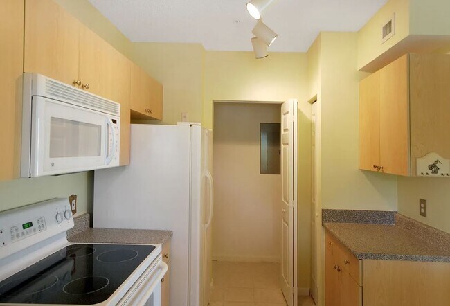 8010 N Nob Hill Rd, Tamarac, FL 33321 - photo 6