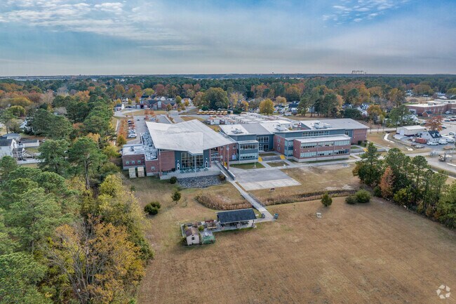 Poquoson Elementary School serves grades 3-5 and has an A- rating on Niche,