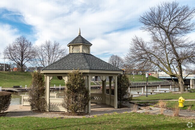 Take your boat downtown and tie up at Gazebo Park, within walking distance of bars and food.