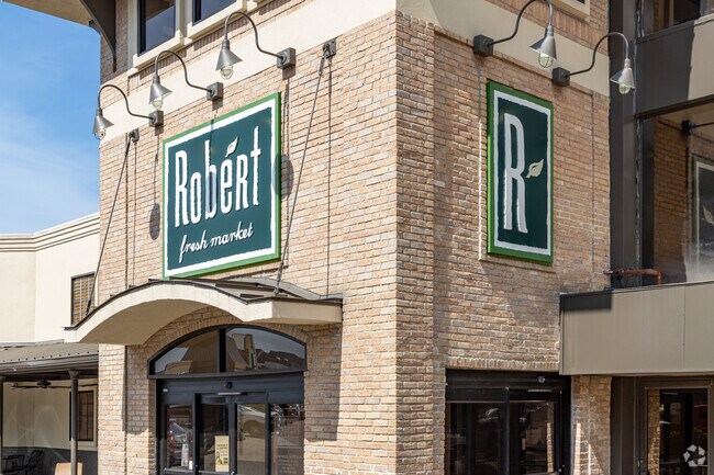 Robért Fresh Market provides boutique groceries in Lake Shore–Lake Vista.