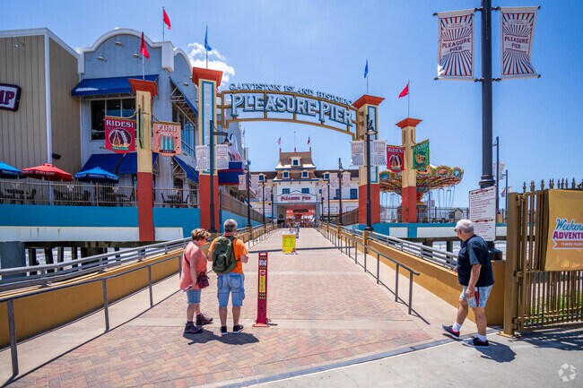 Located on the western edge of San Jacinto, Pleasure Pier is an amusement park over the water.
